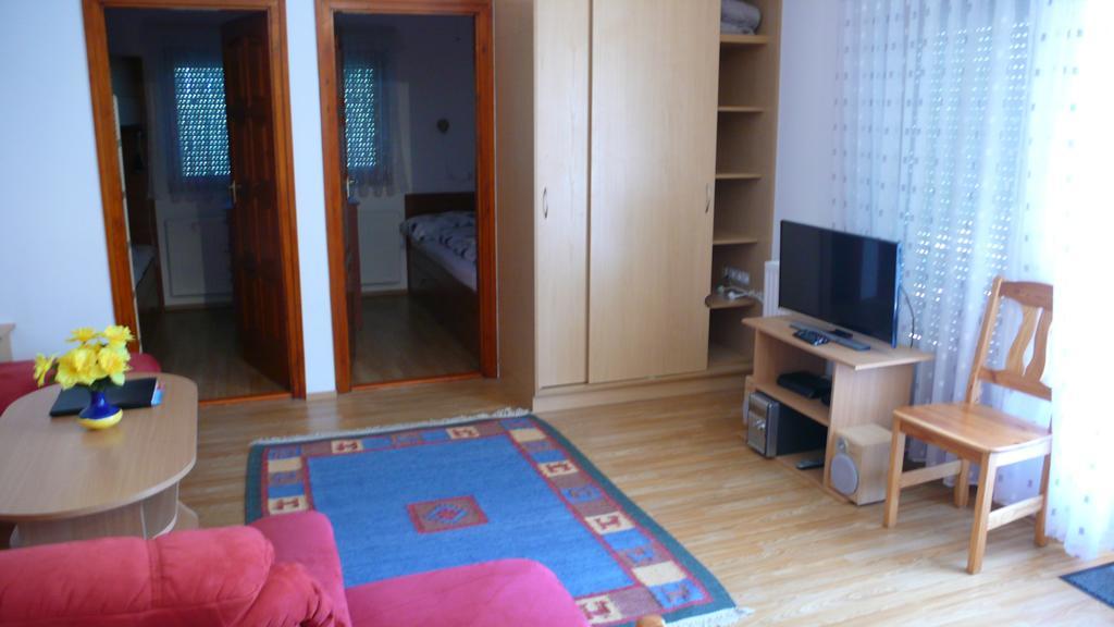 Nyarido Apartman Alsoors Exterior photo
